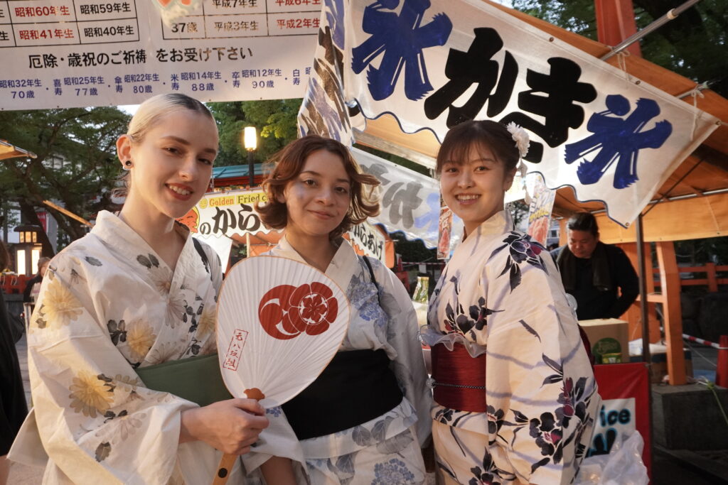 浴衣を着る京都コンシェルジュ